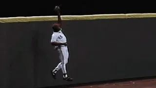 1990 NLCS Gm6: Glenn Braggs robs a homer for GAME-SAVING catch in the 9th!
