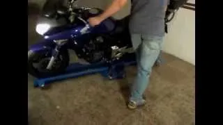 Plataforma para aparcar la moto en el garaje