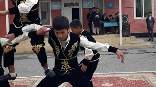 Танцуют ученики школы-интерната 11 им.В.В.Терешковой город Ош Кыргызской танец