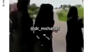 حارس امن يسكب شاي حار على العامل لاحول ولاقوة الابالله .