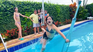 A Gangue jogou a Mônica na piscina e ela NÃO sabe nadar!