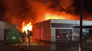 Zeer grote brand bedrijfspand in Malden