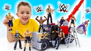 Vlad et Niki font du sport avec des jouets WWE et deviennent plus forts