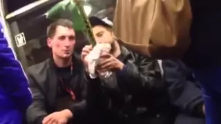 Наркоманы с цветком в вагоне метро