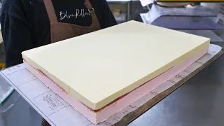 Huge strawberry and pistachio cake made by a cake shop｜bilsonrollers