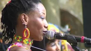 Fatoumata Diawara - A - LIVE at Afrikafestival Hertme 2010