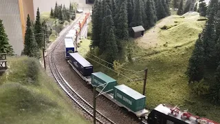 Zwei lange Züge kreuzen sich