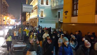 В этой колонне, которая свернула в Петровский переулок, около двух тысяч человекю.