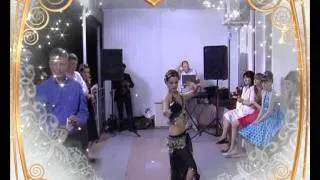 Лиза танцует восточный танец на выпускном вечере =)
