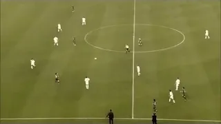 Первый гол Месси за Барселону, (с передачи Рональдинье )