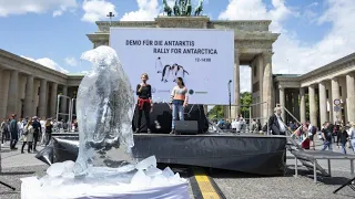 Klimaschützer demonstrieren mit Pinguin-Eisskulptur – G7-Umweltminister versprechen Kohleausstieg