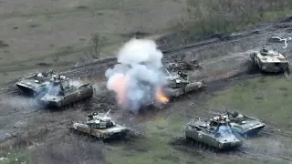 Brutal attack Ukrainian javelin missiles destroy dozens Russian tanks during the counter attack