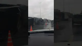 На трассе М-11 горит автомобиль. Видео от Андрея Башлыкова