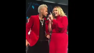 Neymar cantando com Marília Mendonça