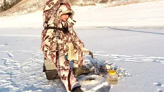 ПЕРВЫЙ ЛЁД 2021- 22 НА ВОДОХРАНИЛИЩЕ. СУМАСШЕДШИЙ КЛЕВ. МЕШОК РЫБЫ!