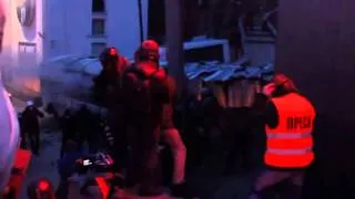 Беркут бъют  Ukrainian police is beatten Kiev 19.01.2014