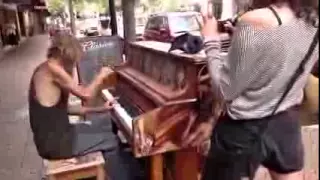 Indigente toca piano (Increíble)
