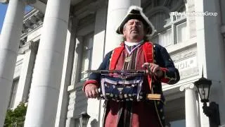 Town crier Redmond O'Connell aka Redmond O'Colonies @Redmondoc celebrates @JohnMuirNPS and #Martinez