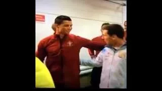 Cristiano Ronaldo y Lionel Messi se saludan en el tunel de Old Trafford