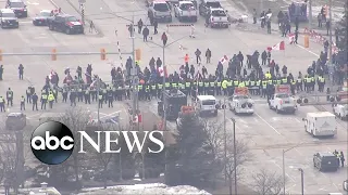 Police move in to disperse trucker protests on US-Canada border