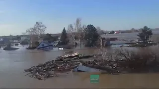 Вид из кабины поезда": затопленные дома по крышу, "море вокруг". Паводок в Казахстан, река Ишим.