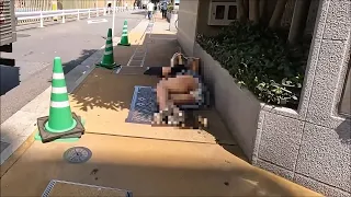 パンツ丸見えで路上で寝る若い女性　大久保公園　東京街ブラ
