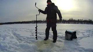 ЭТА МОРМЫШКА ловит и на ОКЕ. Рыбалка на реке в конце февраля.