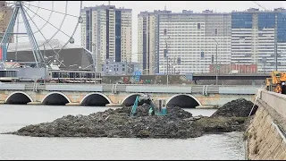 Челябинск центр  Чистка р  Миасс уборка наносных островов.   06 04 2024г.