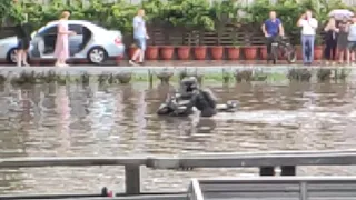 Мотоциклист перебирается через наводнение на Народном Ополчении после грозы 28.06.2021.