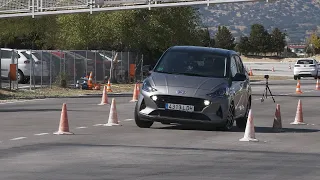 Hyundai i10 2020 - Maniobra de esquiva (moose test) y eslalon | km77.com