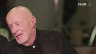 Jonathan Banks se emociona durante reunión del 10º Aniversario de Breaking Bad