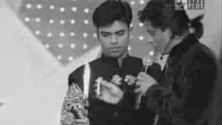 Chak De Yaara - 09 - SRK and Dhoni enact Don Ko Pakadna Mush