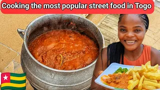 Cooking the most delicious and popular street food in Togo 🇹🇬. Koliko /Fried yam and Stew.