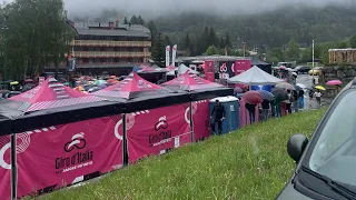 Giro d’Italia 2022, quanta pioggia (e quanti imprevisti) nella tappa di Lavarone