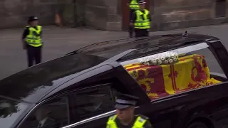 Crowds mourn as Queen Elizbeth’s coffin arrives in Edinburgh