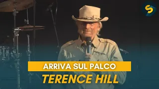 Annibale canta la sua colonna sonora de "Lo chiamavano Trinità" e sul palco arriva Terence Hill