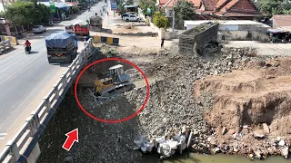 Talent Skill Repair Foot of the bridge Bulldozer ZoomLion Pouring Stone and 5 Ton Truck Unloading