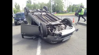 З місця події: у Києві водійку " занесло" і її авто опинилося на даху