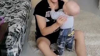 Папа играет с ребёнком 😁 смех заразителен 😀🤩