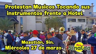 Protestan músicos de bandas en Mazatlán frente a conocido hotel en la playa.