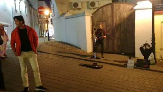 Группа крови Цоя в исполнении уличного музыканта и группа поддержки веселых девчонок в ночном городе