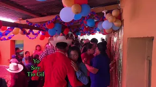 Llego el sábado y miren que movimiento de este muchacho de camisa roja