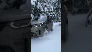 Land rover Discovery in snow.