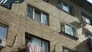 У Києві небайдужі врятували дівчинку, яка ледь не впала з 4-го поверху