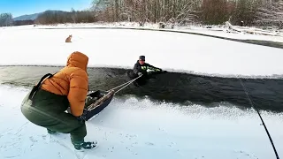 Зимняя рыбалка в тайге. Спасаем человека, чуть не ушел под лед. Рыбалка на хариуса и ленка.