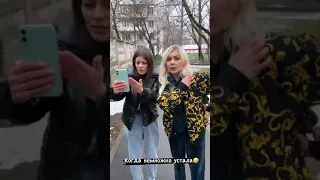 Раздвинула ноги прям на видео