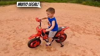 LEVEI MEU FILHO PARA ANDAR COM A MOTO DELE NO TERRÃO PELA PRIMEIRA VEZ.