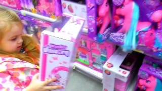 Анюта выбирает и покупает игрушки 🌺 Anyuta buys toys at the baby store