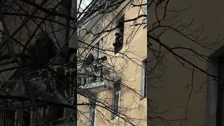 Эвакуация людей при пожаре в доме на Южном шоссе Петербурга