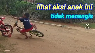 Anak anak asik main sepeda sampai jatuh